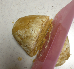 花生酱饼干,用刮板切成两等份(为了使饼皮变的更柔软)