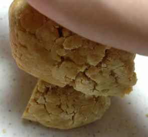 花生酱饼干,上下重叠,用手掌轻轻压饼皮,再90度转换方向重复2~3回。