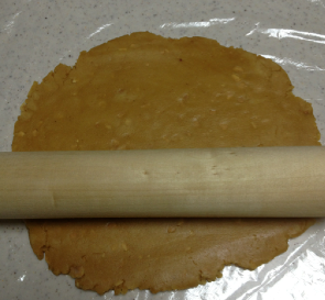 花生酱饼干,用擀面杖从中间向对面,从中间向身前将饼皮擀成7mm厚大小(用尺准确测量厚度)