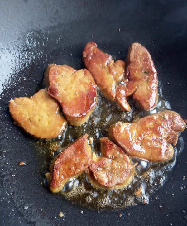 法式香煎鹅肝,锅中放少许橄榄油,烧热后放入鹅肝煎至双面金黄。