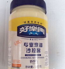 波波肠土豆沙拉,加入3勺沙拉酱(必胜客是用这个牌子的酱哦)