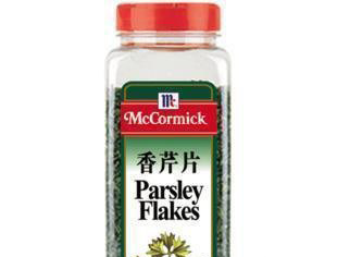 波波肠土豆沙拉,摆盘,撒上荷兰芹沫