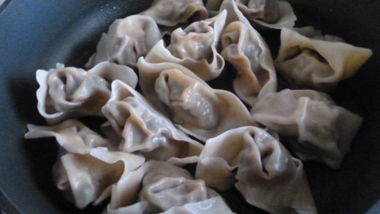 本帮油煎上海大馄饨,平底锅中放入适量油,放入放凉后的大馄饨,注意尽量避免黏皮。