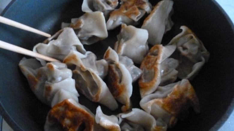 本帮油煎上海大馄饨,中火煎至两面金黄即可出锅。