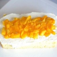 卡通汽车蛋糕,车体下面那层蛋糕抹上打发的奶油,并放上适量<a style='color:red;display:inline-block;' href='/shicai/ 598'>芒果</a>粒。