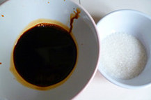 上海本帮葱油拌面,<a style='color:red;display:inline-block;' href='/shicai/ 788'>生抽</a>，<a style='color:red;display:inline-block;' href='/shicai/ 762'>老抽</a>混合在小碗里拌匀备用。