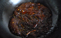 上海本帮葱油拌面,用锅铲略拌匀并加热至冒泡泡后熄火,盛出备用。