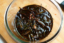 上海本帮葱油拌面,新鲜切面入滚水煮开后点一次凉水再次煮开装入碗中。