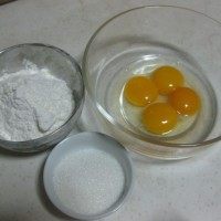 蛋黄饼干,所需材料,低筋粉过筛备用,无油无水的碗,放入全部鸡蛋。鸡蛋总量90g。