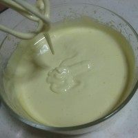 蛋黄饼干,然后打到打蛋器提起来滴落的蛋液不会马上消失,打蛋器上的蛋液不会很快滴落就可以了。