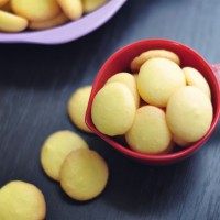 蛋黄饼干,烤盘放入预热好的烤箱,实测温度170度,15分钟左右,出炉后晾凉就可以收起来了密封了。