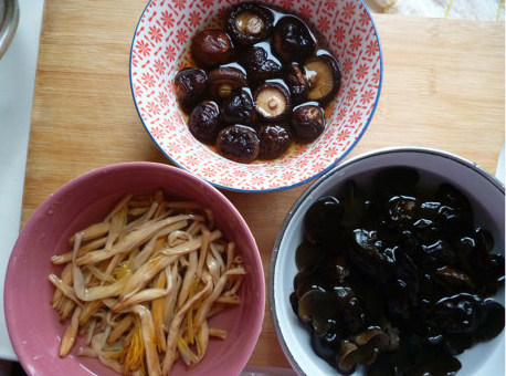 四喜烤麸,<a style='color:red;display:inline-block;' href='/shicai/ 241'>干香菇</a>热水泡发后清洗干净，泡发的香菇水留用，<a style='color:red;display:inline-block;' href='/shicai/ 136'>黑木耳</a>和<a style='color:red;display:inline-block;' href='/shicai/ 127'>黄花菜</a>分别冷水泡发并择洗干净备用。