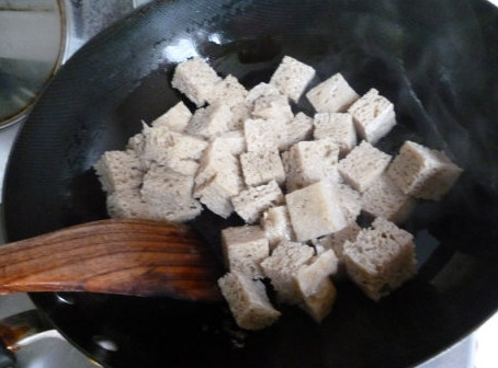四喜烤麸,烤麸切成约3cm的小块，冷水冲洗掉大泡沫后上锅煮开转中火煮5分钟去除酸腥味，冷水冲洗干净并用手挤干水份。