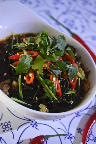 川味冷海带面,面上放朝天椒香菜段,淋料汁即可
