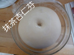 奶酪花环面包,后油法把除无盐奶油外的所有材料揉至表面光滑后加入黄油揉至扩展阶段,进行一次发酵。(放入冰箱冷藏一个晚上)