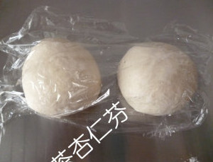 奶酪花环面包,第二天早上取出,用食指沾高粉戳入面团检测,面团不回弹,即一次发酵完成,立即把面团均分成两等份(每份约200克),滚圆后松弛15分钟。