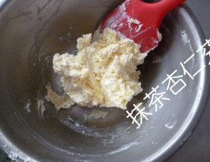 奶酪花环面包,奶油奶酪室温软化后,把所有材料用刮刀拌匀即可。