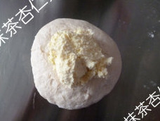 奶酪花环面包,擀开面团呈圆饼形,包入一半的馅料,包好后收口处捏紧。