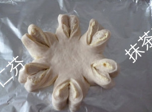 奶酪花环面包,二次发酵结束后,表面均匀地刷蛋液,撒上杏仁粒/杏仁片/香酥粒/芝麻神马都行。