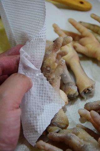 虎皮凤爪,焯烫好后捞出用清水将表面浮沫清洗干净后晾干表面水份;