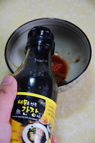 虎皮凤爪,取一小碗,将红腐乳置入,倒入韩国酱油5大勺;