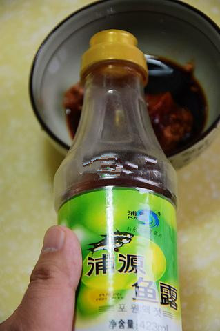 虎皮凤爪,再倒入鱼露2大勺;
