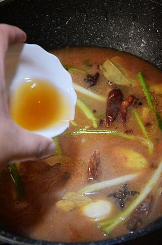 虎皮凤爪,烹入花雕酒大火烧制;