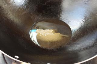 红烧狮子头,锅中坐油(我用的炸狮子头的油),冷锅下入糖,中火熬好糖;