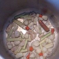 越南卤元蹄,锅热下油,爆香准备好的香料