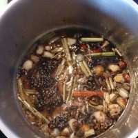 越南卤元蹄,加入调味料,煮滚;卤水滚后,转小火煮10分钟