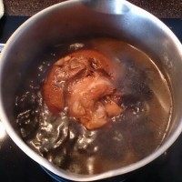 越南卤元蹄,煮滚,转小火继续焖煮1小时。焖煮完成,熄火盖好,让它在卤水中浸泡30分钟。