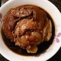 越南卤元蹄,捞起元蹄上碟,汁料再煮滚,加入3汤匙粟粉水打芡,淋在元蹄上,即完成