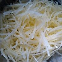 醋溜土豆丝,用清水将土豆中的淀粉冲洗干净,再浸泡5分钟,炒之前沥干水份