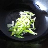 醋溜土豆丝,起油锅,油温5层热时下入葱丝煸香