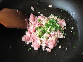 韩国泡菜火锅,泡菜切块。炒锅倒油烧热,下肉馅和葱蒜末炒香