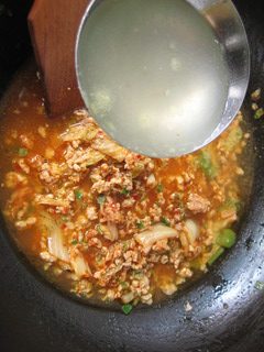 韩国泡菜火锅,倒入鸡骨汤,加盐和鸡精大火烧开