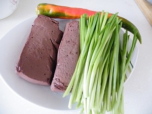韭菜炒猪血,韭菜洗净去梗,<a style='color:red;display:inline-block;' href='/shicai/ 408'>猪血</a>可清水泡一会