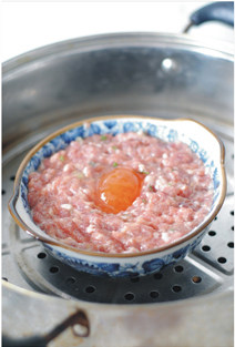 咸蛋黄蒸肉饼,放入蒸锅内,上汽后蒸约15分钟