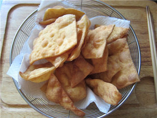 杂粮煎饼果子,捞出果子,在厨房纸上吸吸多余油脂,备用
