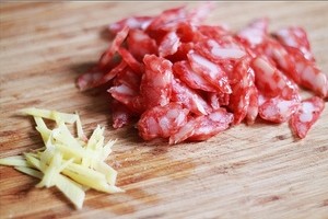 广式腊味煲仔饭,煮饭的同时，切好<a style='color:red;display:inline-block;' href='/shicai/ 4536'>腊肠</a>、姜丝、<a style='color:red;display:inline-block;' href='/shicai/ 3250'>葱</a>花