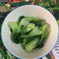 螺蛳粉(不要审核通过),煮开水,把青菜烫好,把烫熟的青菜装在准备好的碗里备用。