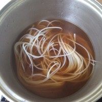 螺蛳粉(不要审核通过),起锅,放入纯净水,按照个人适量,放入螺丝汤料和米粉,煮至开。