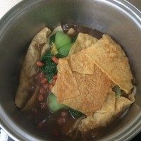 螺蛳粉(不要审核通过),煮开后,一起加入酸笋,酸豆角,青菜,炒花生,腐竹。