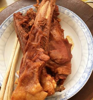烤羊排,炖熟的羊排捞出,不要汤汁。(吃多少烤多少,现吃现烤)