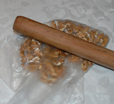 核桃酥,将<a style='color:red;display:inline-block;' href='/shicai/ 665'>核桃</a>剥皮，将包好的<a style='color:red;display:inline-block;' href='/shicai/ 665'>核桃</a>仁放入塑料袋中，用擀面杖擀碎