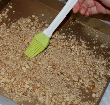 核桃酥,核桃碾碎放入不粘烤盘，<a style='color:red;display:inline-block;' href='/shicai/ 865'>蜂蜜</a>加点<a style='color:red;display:inline-block;' href='/shicai/ 156925'>水</a>调成<a style='color:red;display:inline-block;' href='/shicai/ 865'>蜂蜜</a><a style='color:red;display:inline-block;' href='/shicai/ 156925'>水</a>，刷在核桃上表面