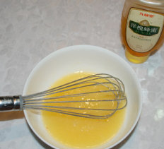 核桃酥,鸡蛋中加<a style='color:red;display:inline-block;' href='/shicai/ 857'>植物油</a>加蜂蜜加<a style='color:red;display:inline-block;' href='/shicai/ 10588'>糖</a>打匀