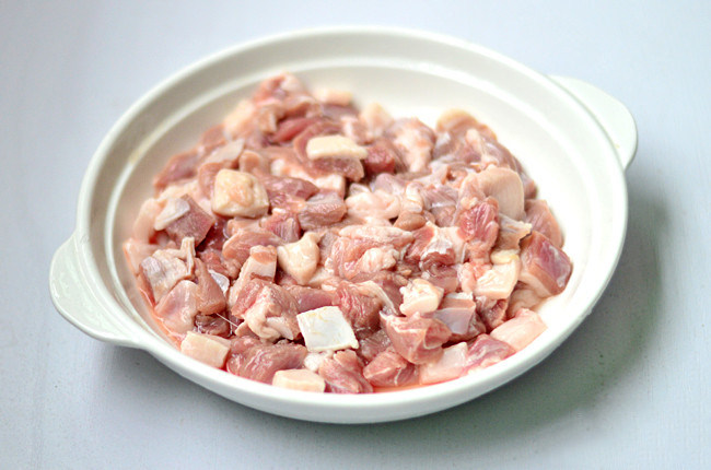 烤羊肉串,<a style='color:red;display:inline-block;' href='/shicai/ 329'>羊肉</a>用清水提前浸泡2小时,中途换2-3次水,泡出血水后洗净切小块