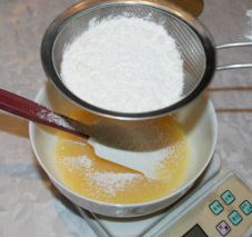 核桃酥,筛入低筋面粉和<a style='color:red;display:inline-block;' href='/shicai/ 702'>泡打粉</a>拌匀成面团