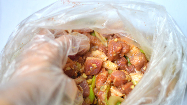 烤羊肉串,加入生抽和橄榄油,用手抓匀